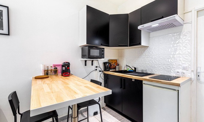 Pantin Apartment | Cozy Retreat: GuestReady in Pantin with Spa and Breakfast