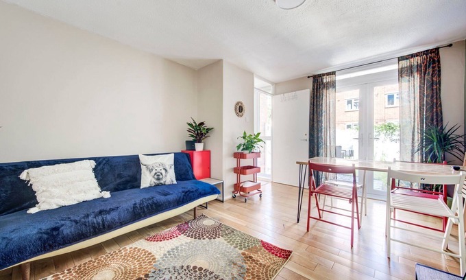 Walworth Apartment | GuestReady - Modern Urban Retreat with Spa and Breakfast