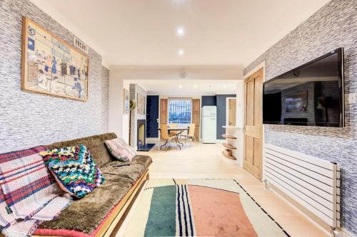Kennington Apartment | Ideal Family Retreat: GuestReady Classic Near The Oval