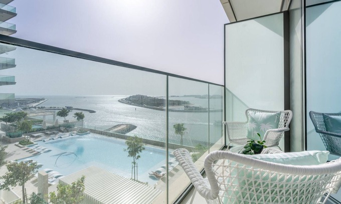 Dubai Marina Apartment | Serene Getaway - Lush Apartment with Palm Views