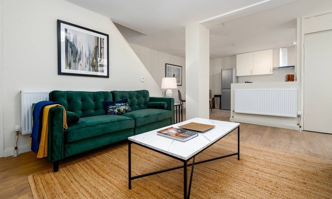 Kilburn Apartment | GuestReady - Idyllic Retreat at Grange Park with Spa & Breakfast
