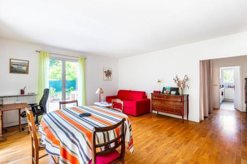 Meudon Apartment | Trendy Retreat Near La Seine Musicale for Families
