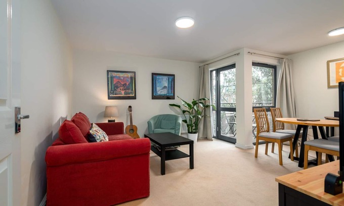 Ravenscourt Park Apartment | GuestReady - Inviting Apartment with Balcony and Spa