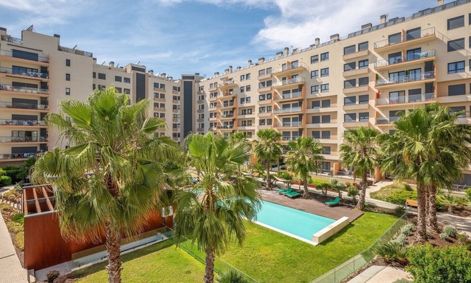 Seixal Apartment | Tranquil GuestReady Retreat with Ocean View & Breakfast