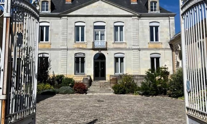 La Fleche Bed & Breakfast | Cozy Guestroom La Flèche: Studio Flat for 2 with Pool
