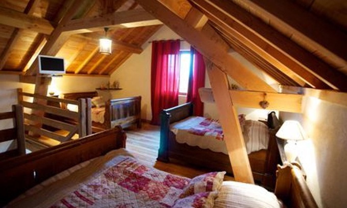 Pouligny-Notre-Dame Bed & Breakfast | Cozy Studio Flat in Pouligny-Notre-Dame for 6 Guests
