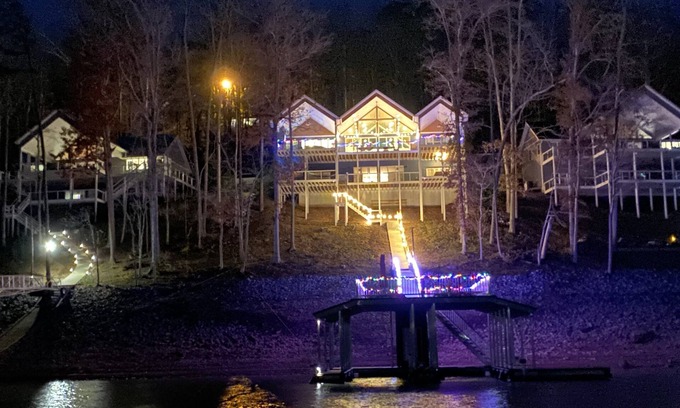 Big Creek House | Guest Favorite: Premier Lake House with Two-Story Dock