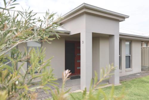 Waterhouse House | Welcoming Guichen Villa 3: Pet-Friendly & Wi-Fi Access