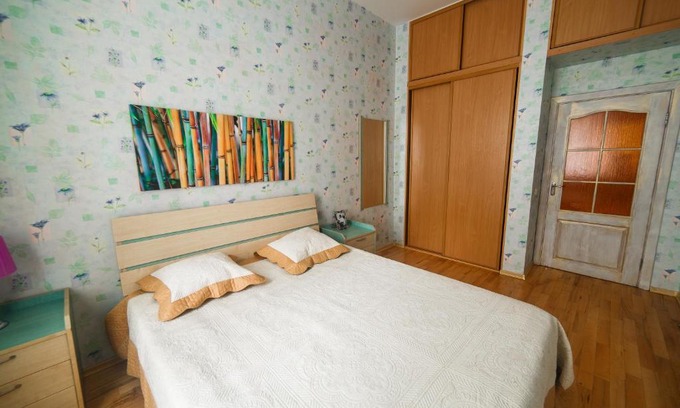 Minsk City Centre Apartment | Discover Minsk: Pet-Friendly Stay at Karla Marksa Hotel