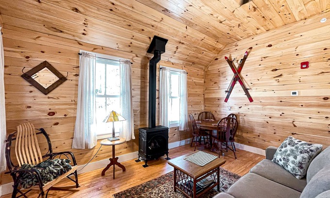 Meacham Cabin | Serene Guides Cabin with Woodland View & Pool Access