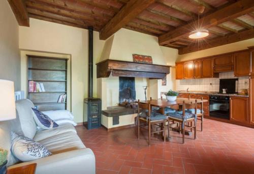Castiglion Fiorentino Apartment | Guido's House: Highly Rated Getaway for Pet & Child Friendly Stays
