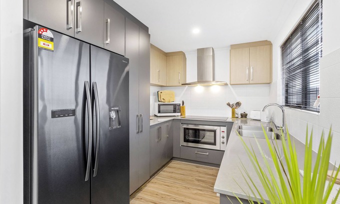 Perth House | Modern Family Retreat in Guildford with Free WiFi & Parking