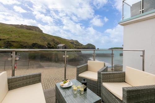 Mullion Apartment | Experience Comfort at Guinevere: 4-Star Family-Friendly Stay