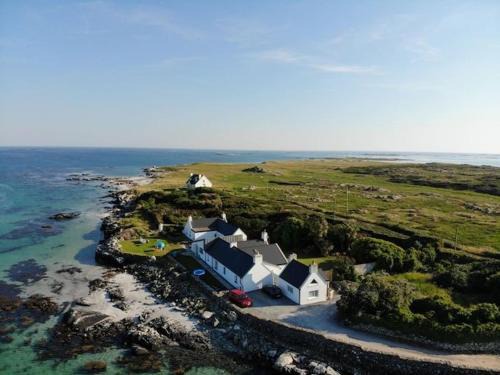 Ballyconneely House | Elegant Guinness House: 5-Star Comfort for Families & Pets