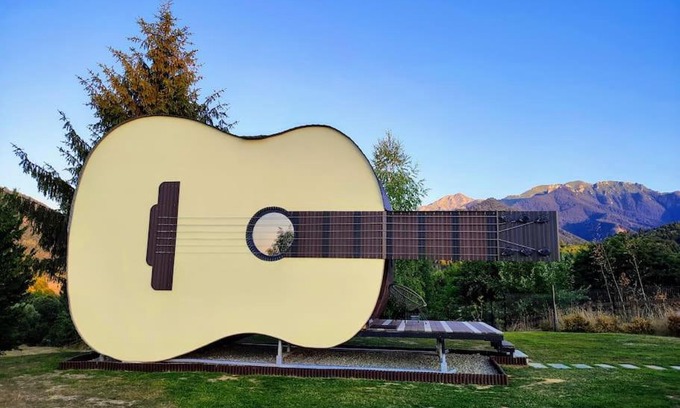 Moieciu House | Unforgettable Stay at Guitar House - Symphony Resort