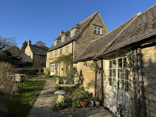 Guiting Power Bed & Breakfast | Guiting Guest House: Oceanfront Retreat with 9.7 Rating