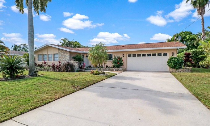 Caloosahatchee House | Family-Friendly Hotel with Gulf Access and Heated Pool