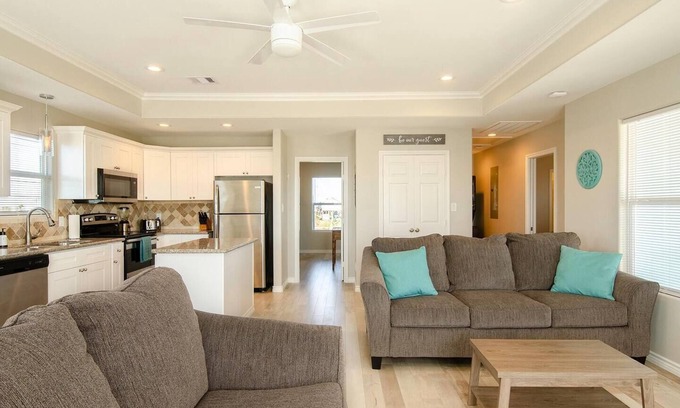 Crystal Beach House | Experience Gulf Breeze: Oceanfront Stay for Up to 6 Guests