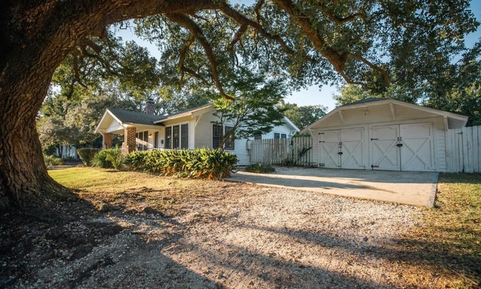 Gulfport House | Gulf Coast Craftsman - Cozy Retreat with Oceanfront Views
