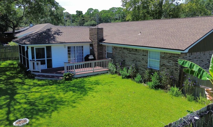 Mary Esther House | Discover Hampton Getaway: Steps from Beach & Pier