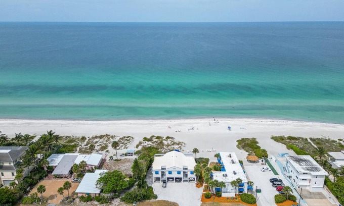 Longboat Key Apartment | Relax at Gulf Tides of Longboat Key with Oceanfront Pool