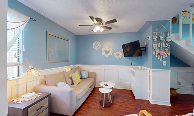 Holiday Beach Condo | Beautiful Gulf-View Condo Steps from the Beach with Pool