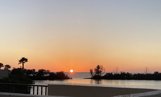 Hudson Condo | Oceanfront Gulf Island Beach Condo with Resort Amenities