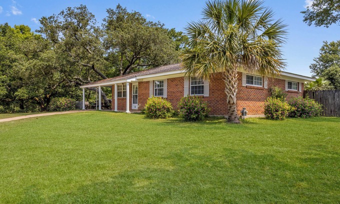 Ocean Springs House | Gulf View Place: Walk to East Beach & Enjoy Top Amenities