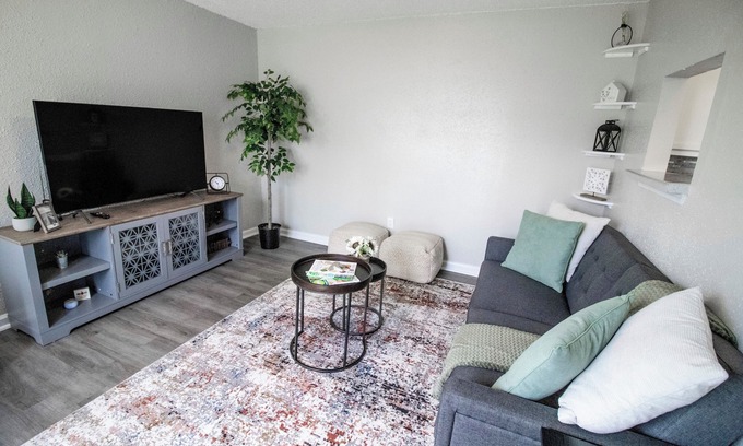 Gulfport Apartment | Cozy Gulfport 2 BR Apartment with High-Speed Internet