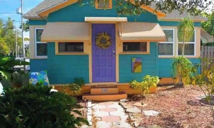 Gulfport Cottage | Beachside Gulfport Cottage with Kitchen & Breakfast Included