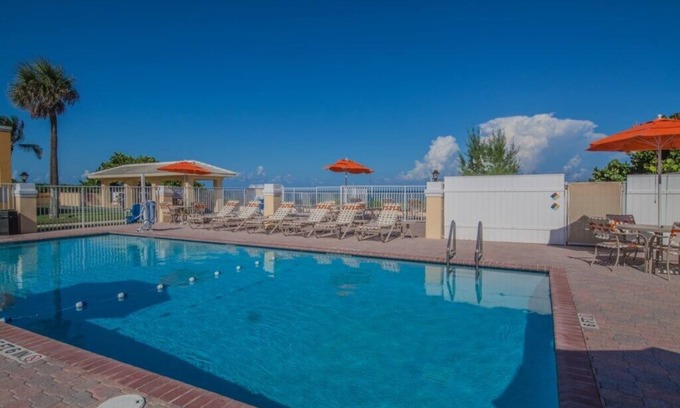 Delray Beach Hotel | Gulfstream Manor: Oceanfront 1 Bedroom with Pool & Spa