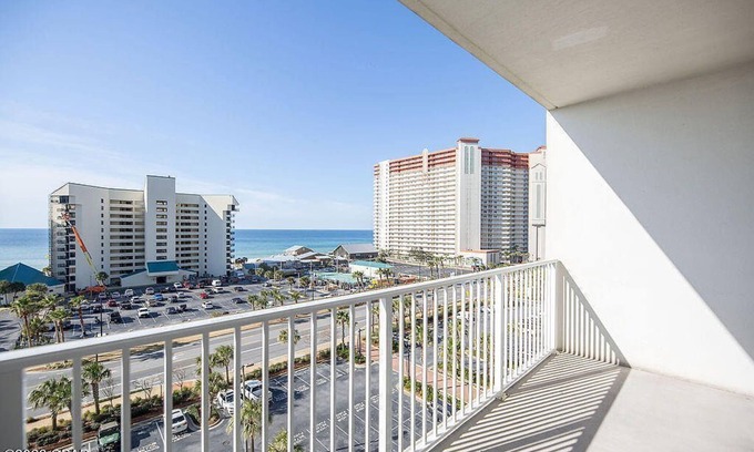 Panama City Beach Resort | Beachside Retreat: LakeTown Wharf 517 with Pool & Kitchen