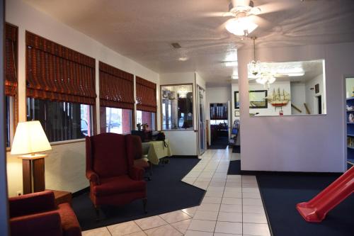 Port Bolivar Hotel | Pet-Friendly Gulfway Motel with Pool & Restaurant Access