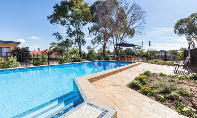 Gulgong Hotel | Gulgong Motel: Family-Friendly Stay with Pool & Breakfast
