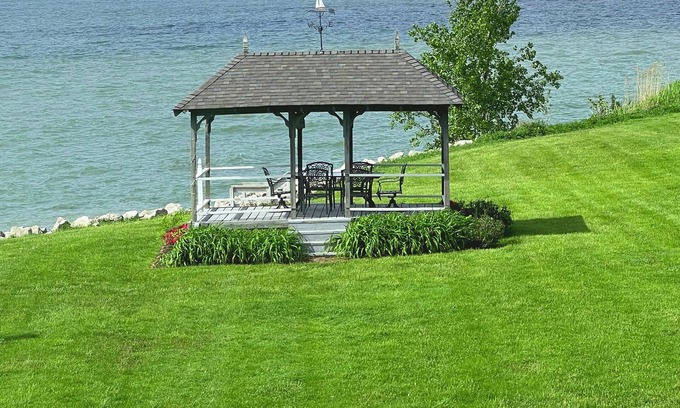 Mentor-on-the-Lake House | Gull Cottage: Historic Lake Erie Retreat with Scenic Views