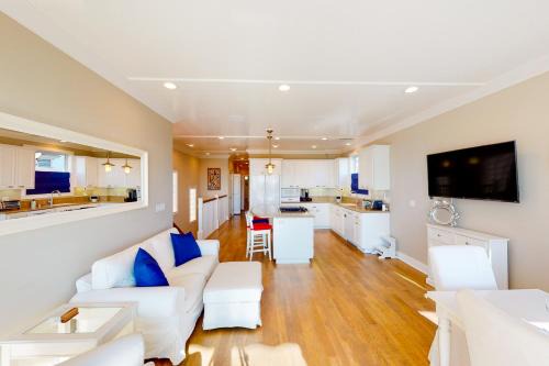 Old Towne House | Oceanfront Sunshine Beach Escape with Family-Friendly Amenities