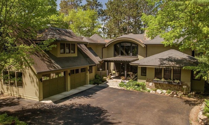 Lake Shore House | Dream Family Getaway at Gull Lake Chain with Amazing Amenities