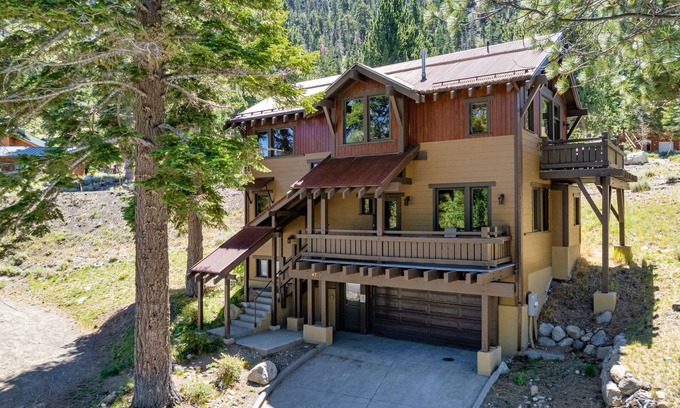 June Lake House | Gull Lake Craftsman: Family Retreat with Pool & Breakfast