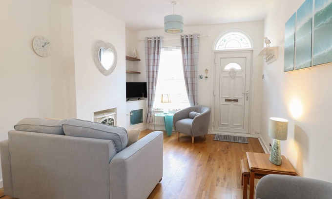Lowestoft Cottage | Gull's Nest: Pet-Friendly Cottage with Ocean View in Pakefield