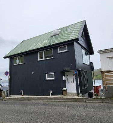 Tvoroyri House | Gullheyggjur Guesthouse: Family-Friendly Retreat with Hot Tub