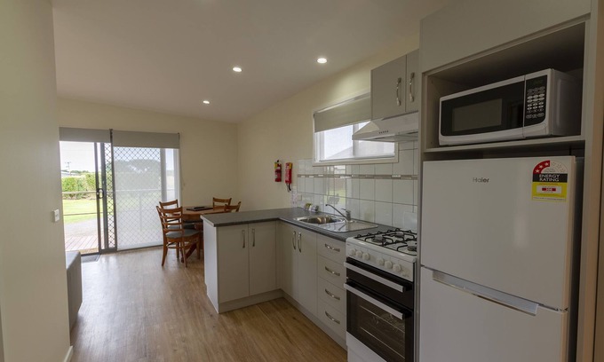 Port Fairy Cabin | Pet-Friendly Getaway at Gum Tree Caravan Park - Rated 9/10