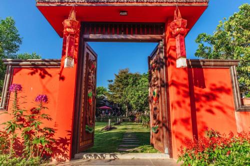 Fang Bed & Breakfast | Family-Friendly Gumbie House with Pool & Restaurant
