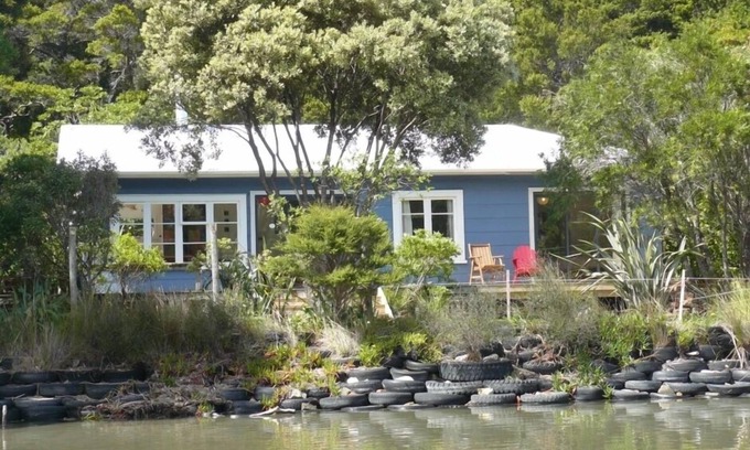 Collingwood House | Relax at Gunado - A Cozy Kiwi Bach with Ocean Views