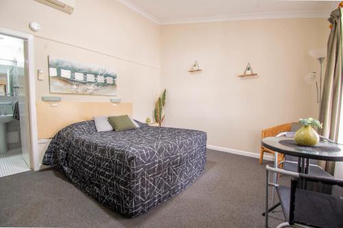 Gundagai Hotel | Gundagai Motel: Family-Friendly Stay with Pool & Hot Tub