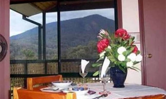 East Warburton Cottage | Relax at Gundalee Cottages with Spa and Hot Tub Bliss