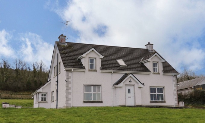 Enniskillen Cottage | GUNN'S COTTAGE: Pet-Friendly Retreat with Open Fire