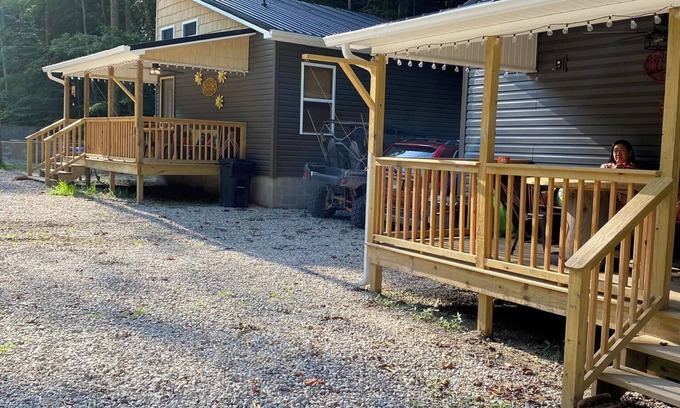 Williamson Cabin | Gunner's Goat House: Family-Friendly Retreat with Breakfast