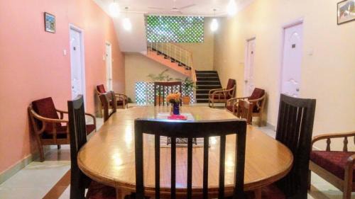 Hyderabad House | Budget-Friendly Family Retreat at Gunrock Manor