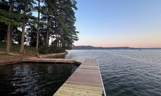 Guntersville House | Explore Buck Island Point: Dock Access & Harbor Views