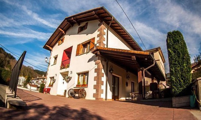 Sumbilla Cottage | Gure Lur Cottage: Perfect Getaway for Families and Pets